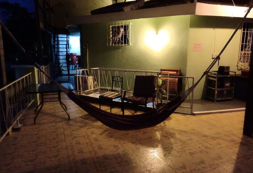 پانسیون The Red Hut Inn