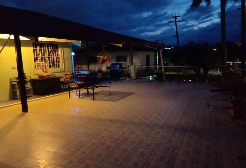 پانسیون The Red Hut Inn
