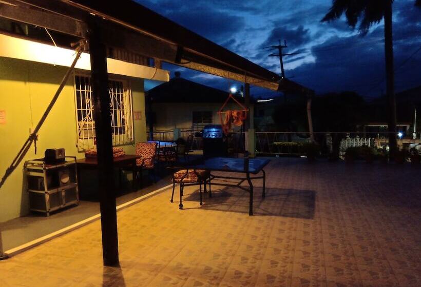 پانسیون The Red Hut Inn