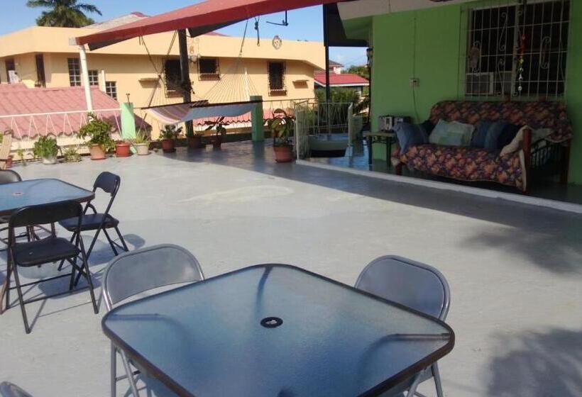 پانسیون The Red Hut Inn
