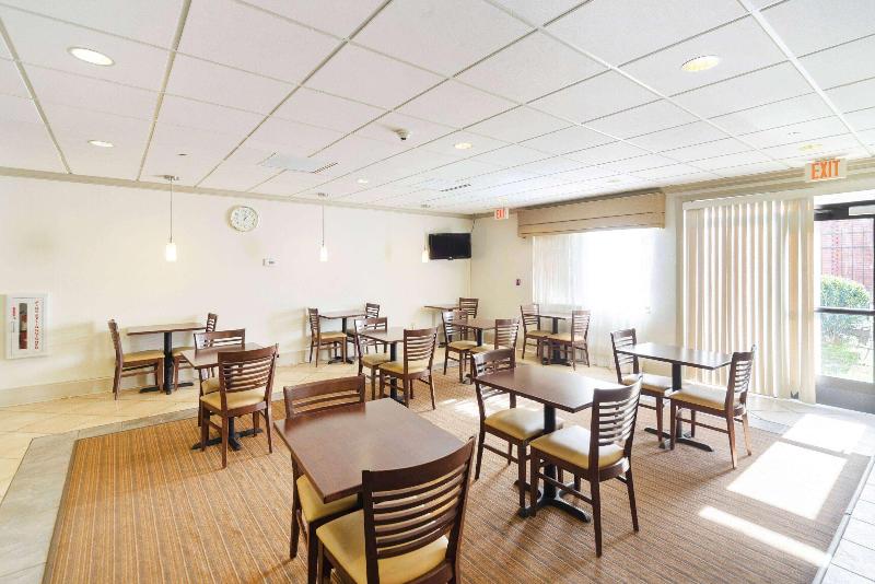 בית מלון כפרי Ramada By Wyndham Jackson Ms