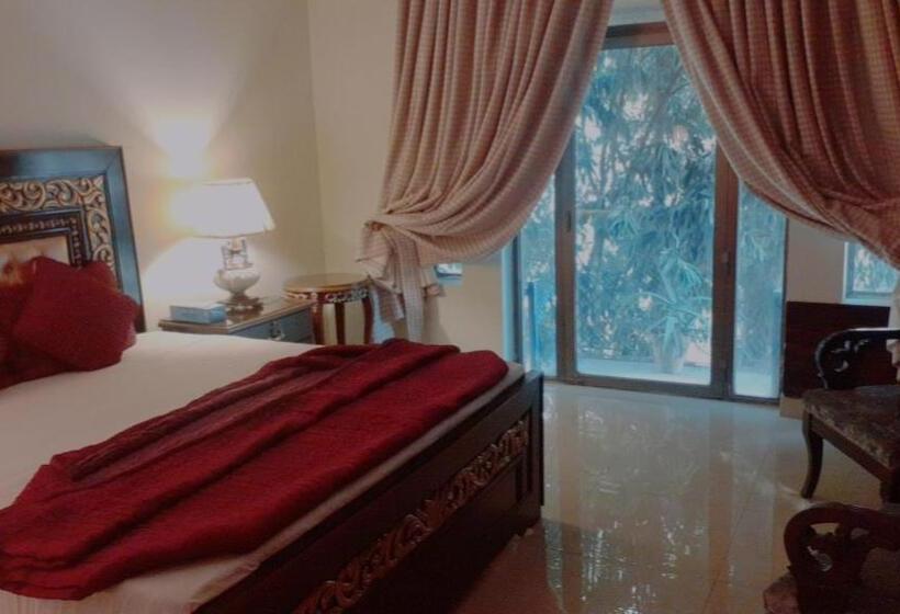 هتل Gulberg Lodges Cavalry Lahore