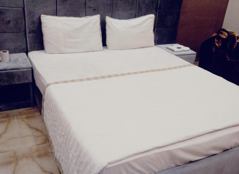 هتل Gulberg Lodges Cavalry Lahore