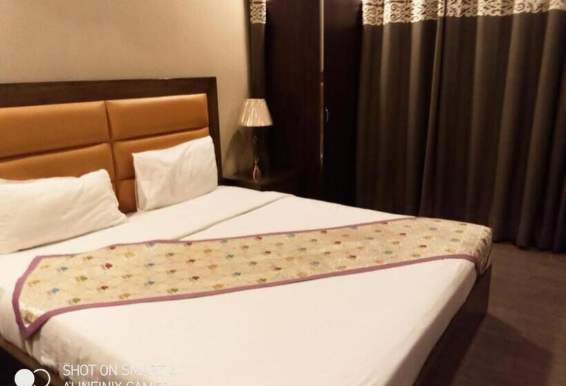 هتل Gulberg Lodges Cavalry Lahore