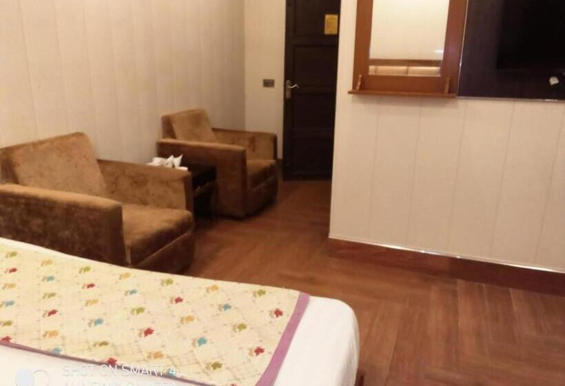 هتل Gulberg Lodges Cavalry Lahore