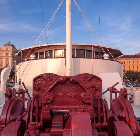 هاستل Botel Marina