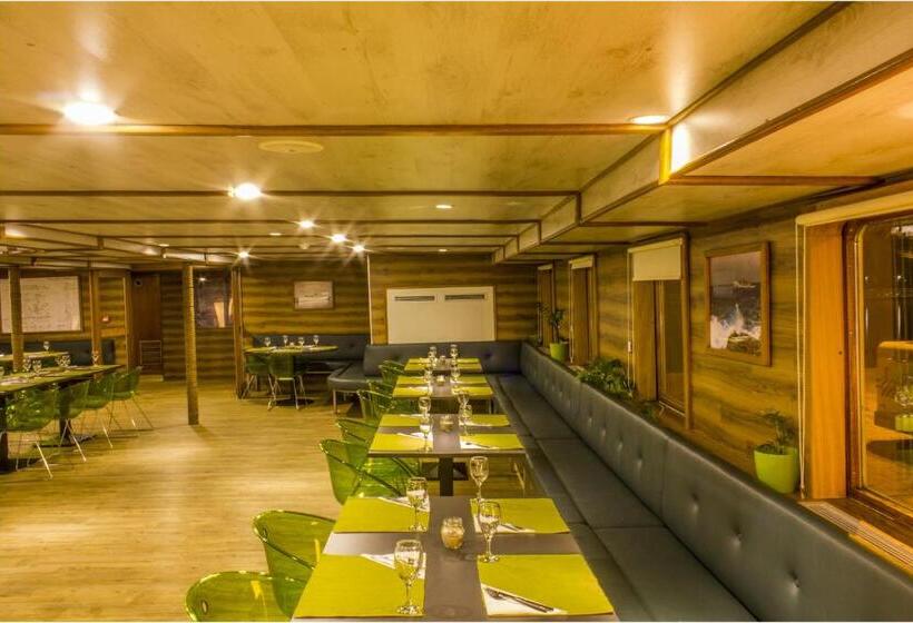 هاستل Botel Marina