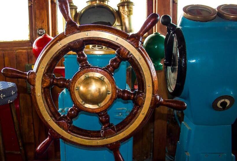 هاستل Botel Marina