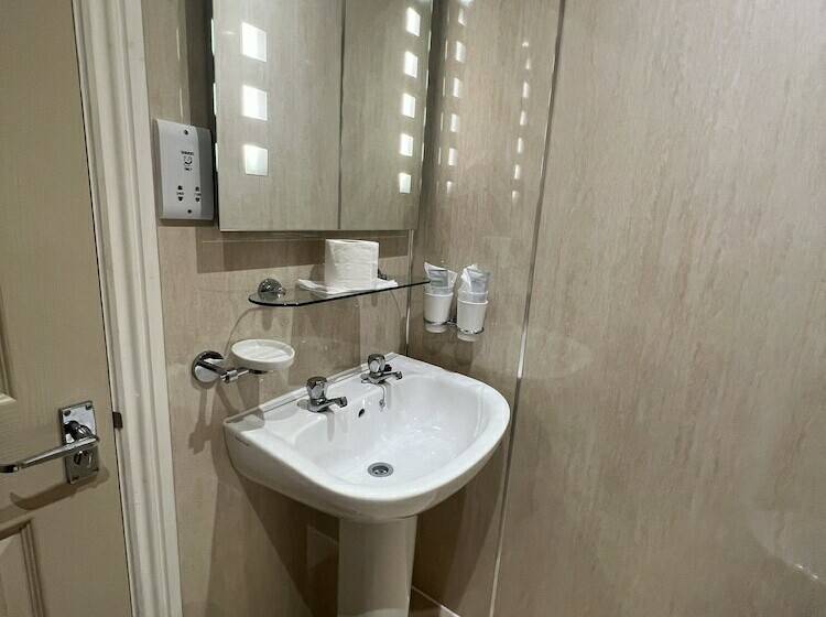 فندق Links Lets Room Only