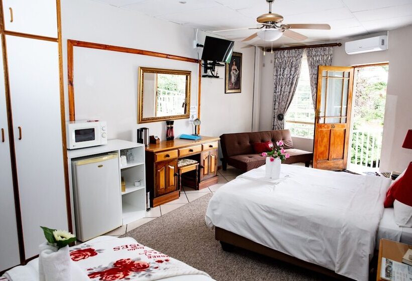 Пансион Woodpecker Guesthouse