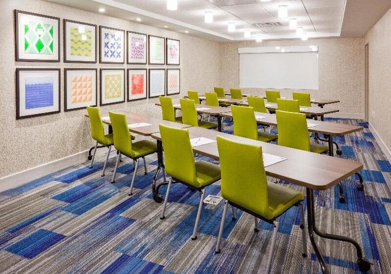 هتل Holiday Inn Express And Suites Des Moines Downtown, An Ihg