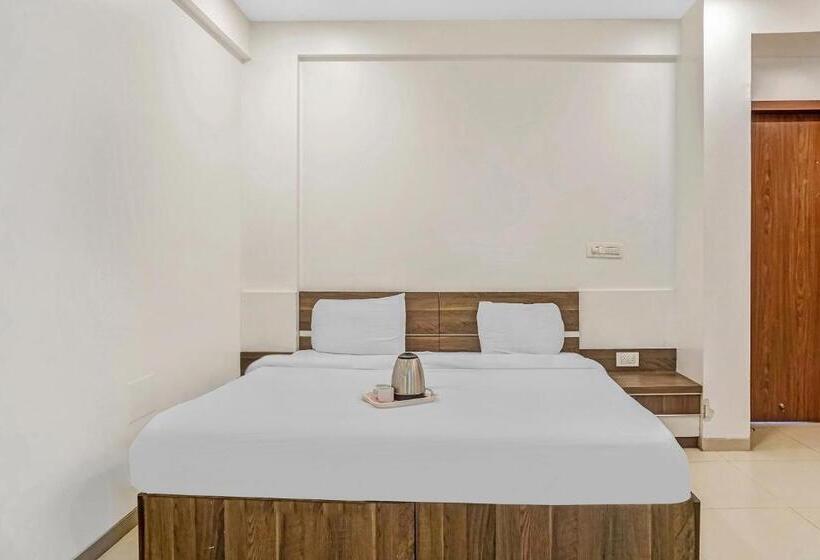 Отель Super Townhouse The Upper Room Near Pune Airport