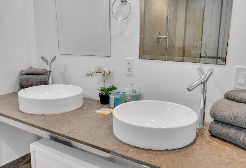 W Icon Brickell Luxury 2br Highrise Corner Condo