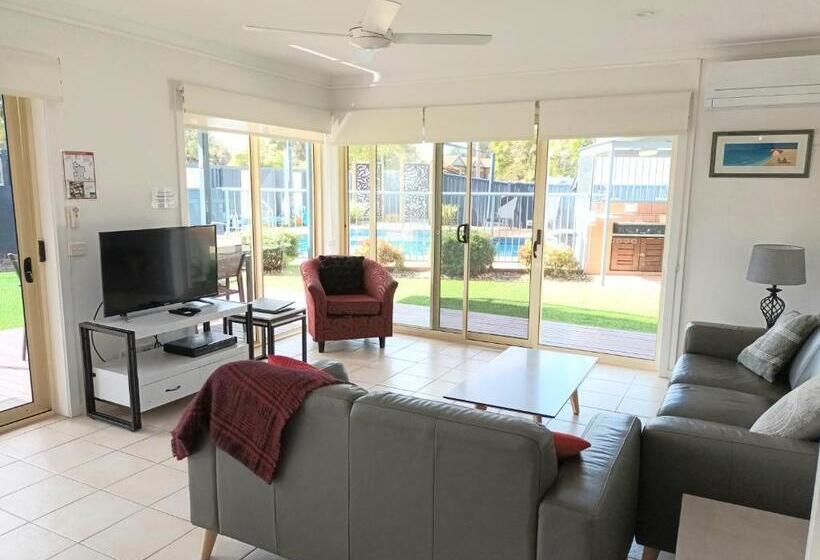 Grandeur Holiday Units