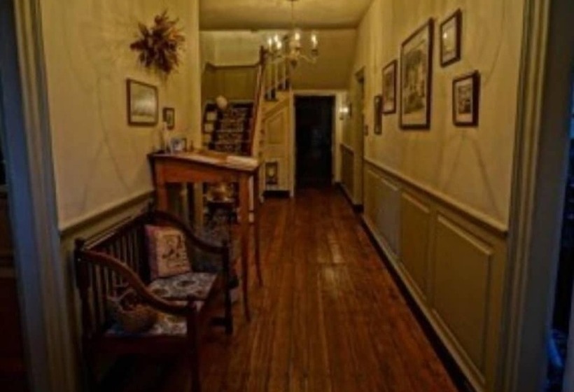 ベッドアンドブレックファースト Brownstone Colonial Inn