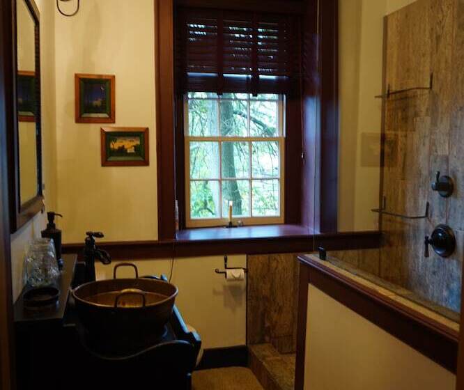 ベッドアンドブレックファースト Brownstone Colonial Inn