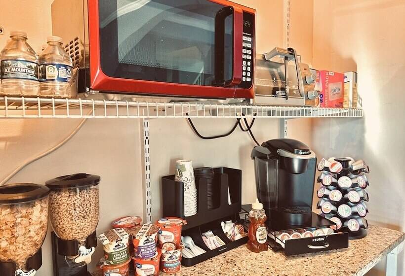 مبيت وإفطار Speedway Legacy Inn