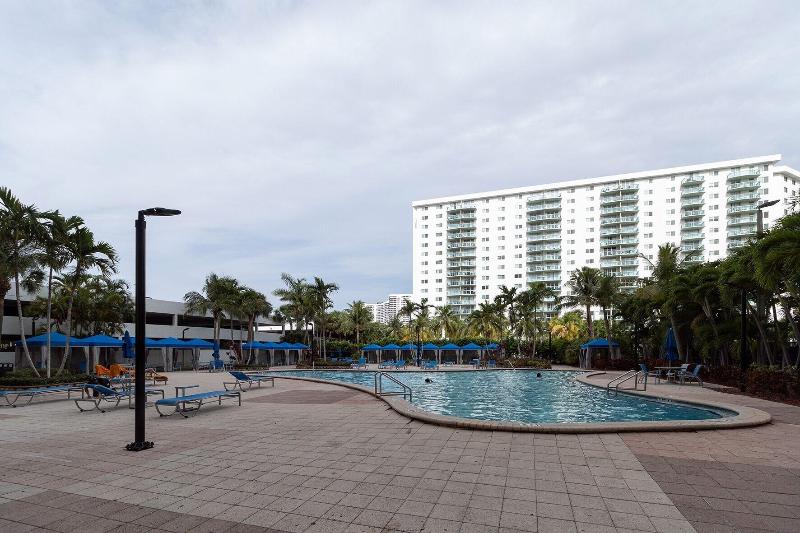 هتل Ocean Reserve Luxury Condos Across From Sunny Isles Beach