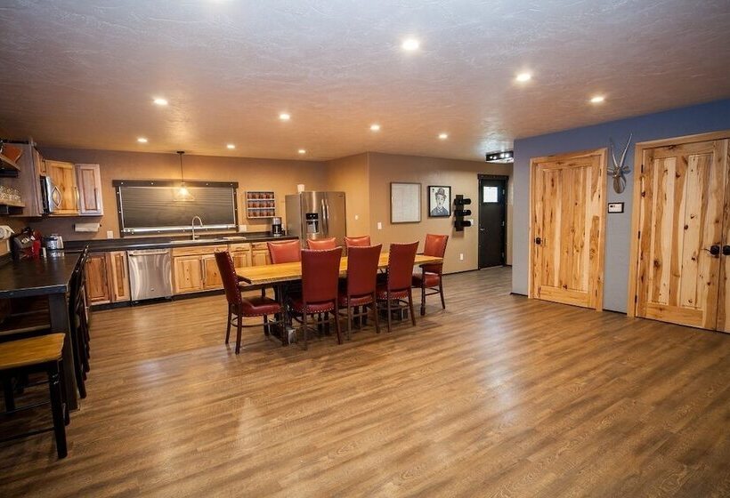 모텔 Log Cabin Lodge & Suites