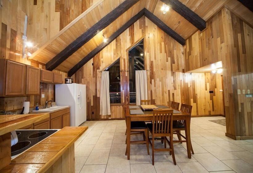 모텔 Log Cabin Lodge & Suites