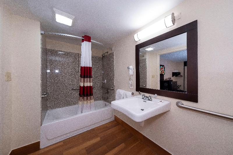 مُتل Red Roof Inn Plus+ Huntsville – Madison