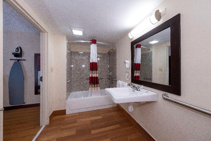 مُتل Red Roof Inn Plus+ Huntsville – Madison
