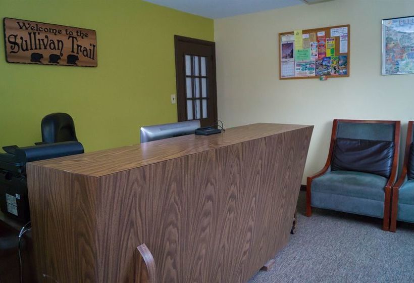 モーテル Sullivan Trail Inn & Suites