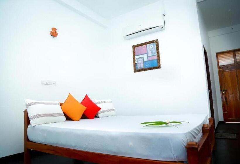 Pensione Catamaran Beach Home And Restaurant