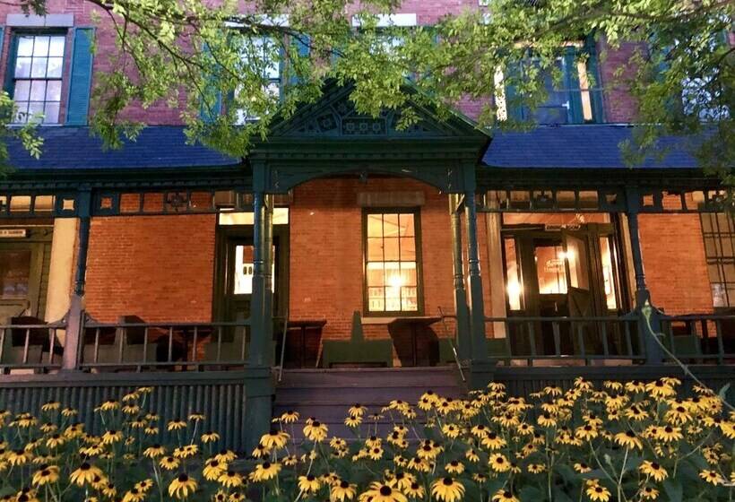 تختخواب و صبحانه Rogues  Harbor Inn
