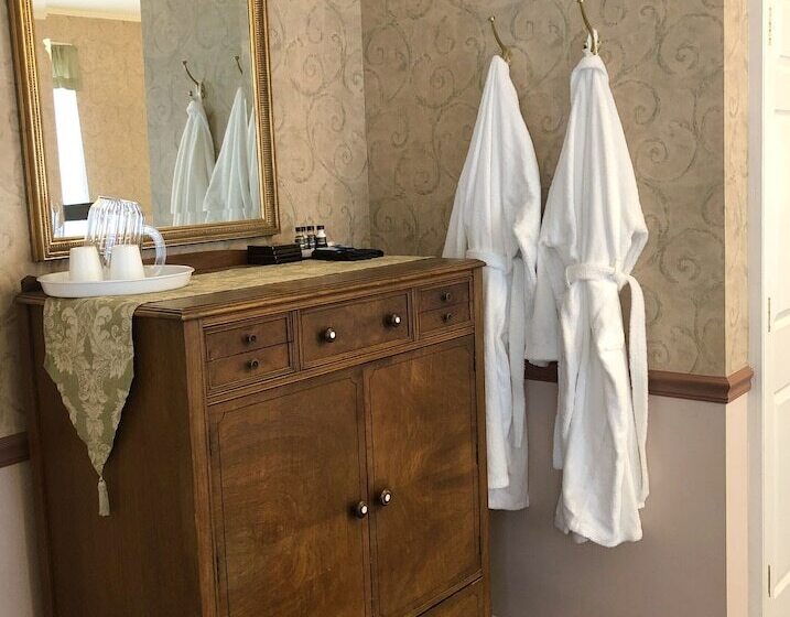 تختخواب و صبحانه Rogues  Harbor Inn