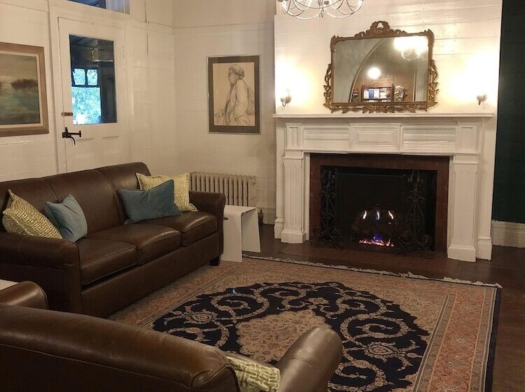 تختخواب و صبحانه Rogues  Harbor Inn