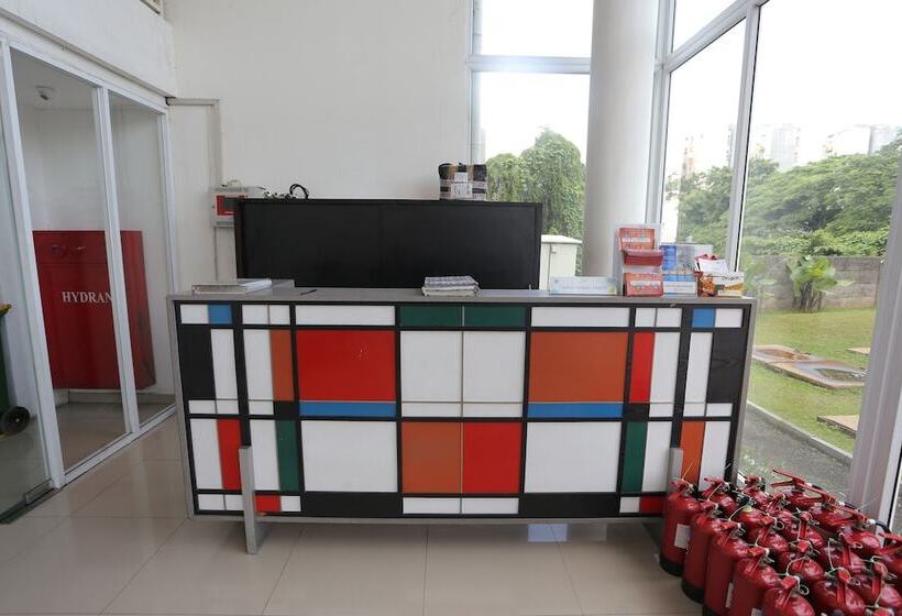 هتل Oyo 92318 Elis Rooms