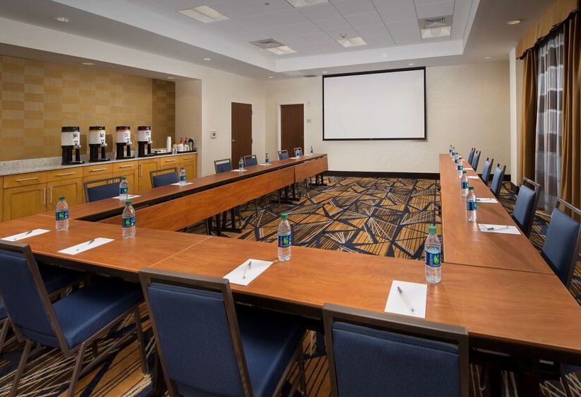 Отель Hampton Inn & Suites Falls Church