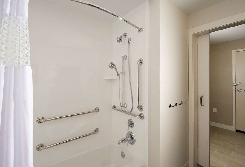 Отель Hampton Inn & Suites Falls Church