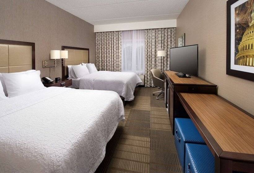 Отель Hampton Inn & Suites Falls Church