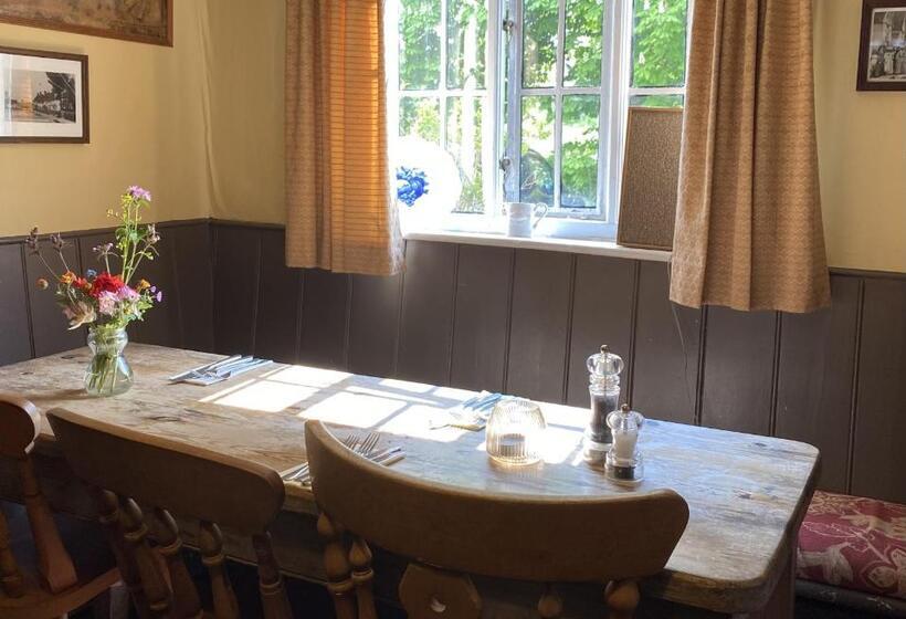 Отель Kings Head Low House
