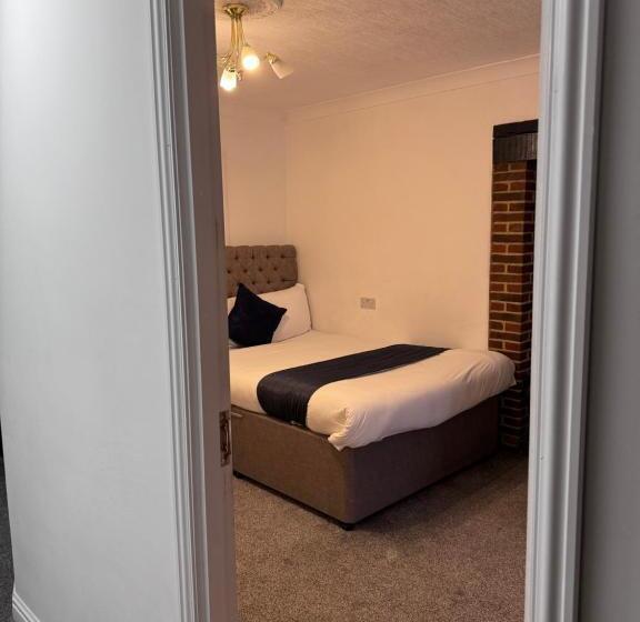 پانسیون All Seasons Gatwick Guest House & Parking