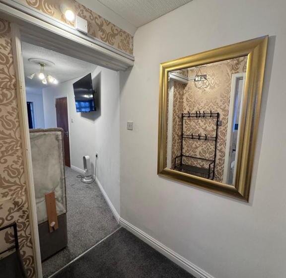پانسیون All Seasons Gatwick Guest House & Parking