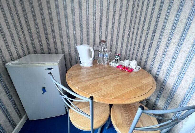 پانسیون All Seasons Gatwick Guest House & Parking