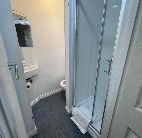 پانسیون All Seasons Gatwick Guest House & Parking
