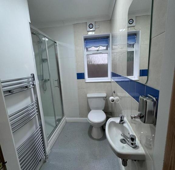 پانسیون All Seasons Gatwick Guest House & Parking