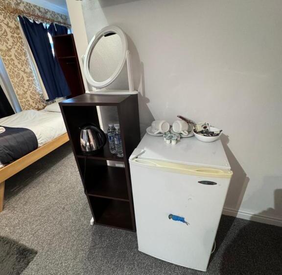 پانسیون All Seasons Gatwick Guest House & Parking
