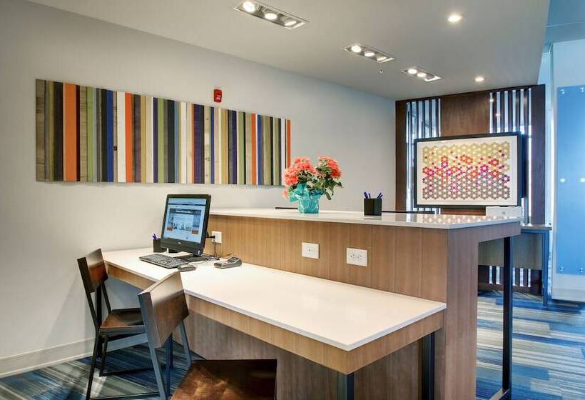 هتل Holiday Inn Express & Suites Galesburg, An Ihg