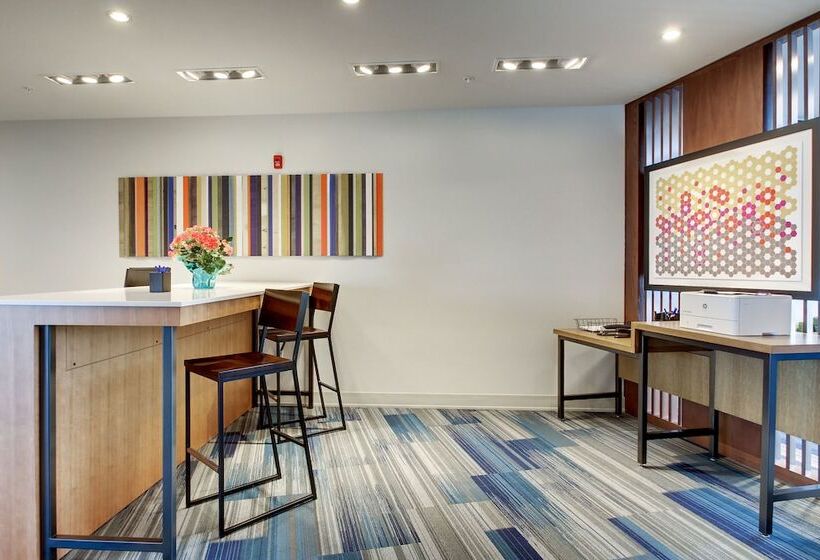 هتل Holiday Inn Express & Suites Galesburg, An Ihg