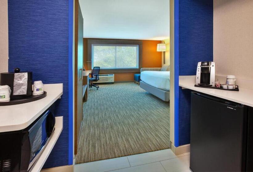 Отель Holiday Inn Express & Suites New Castle, An Ihg