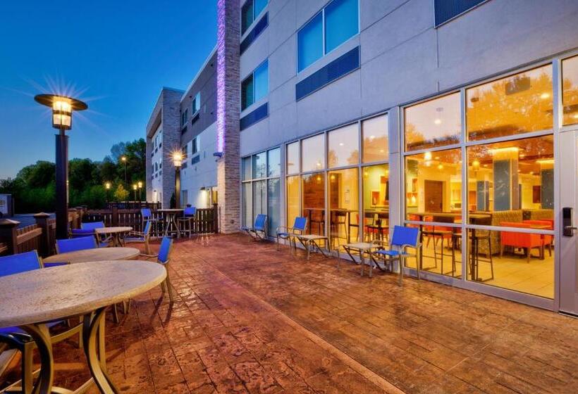 Отель Holiday Inn Express & Suites New Castle, An Ihg