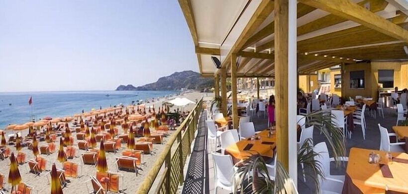 هتل Maniel Beach