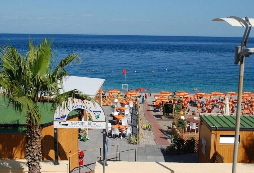 هتل Maniel Beach
