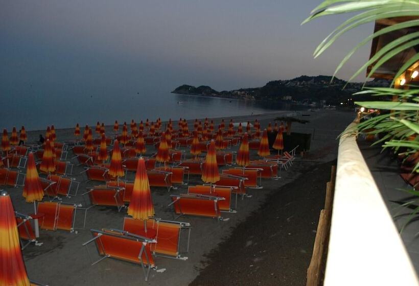 هتل Maniel Beach