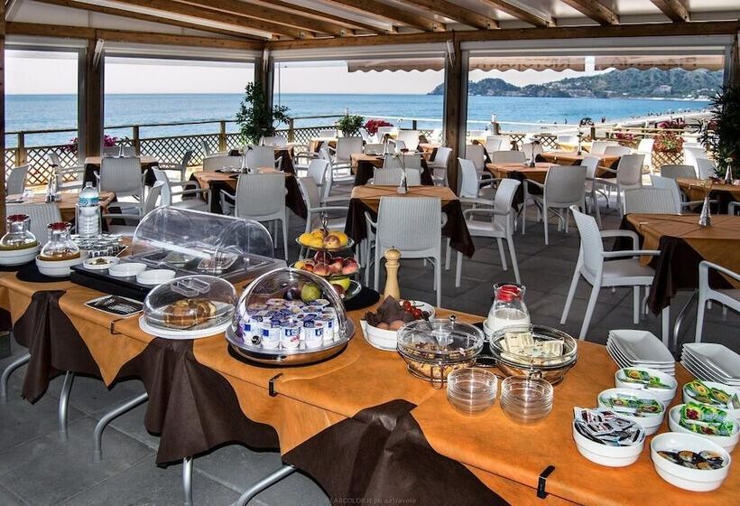 هتل Maniel Beach